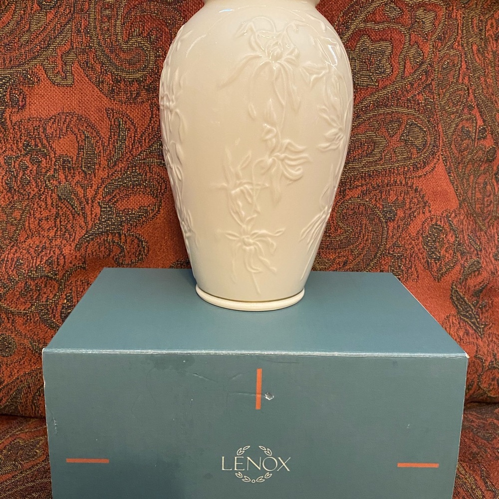 LENOX VASE NWOT